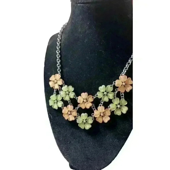 Unknown Jewelry - Glass flower necklace